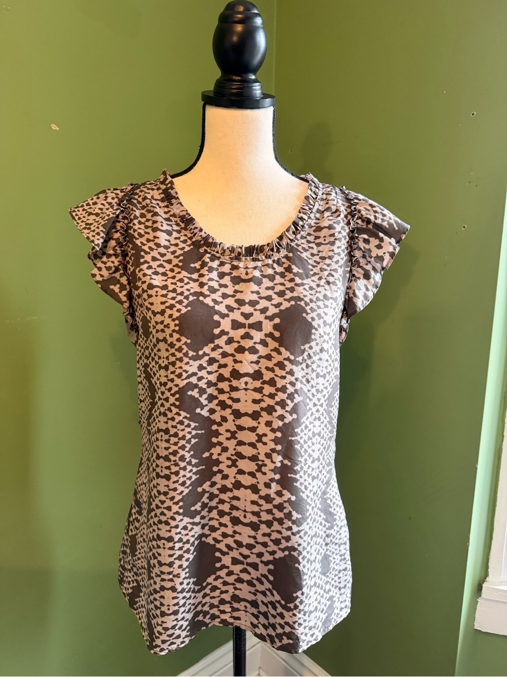 ❤️ 2 for $10!!’❤️ Banana Republic Ruffle Sleeve Printed Blouse size small
